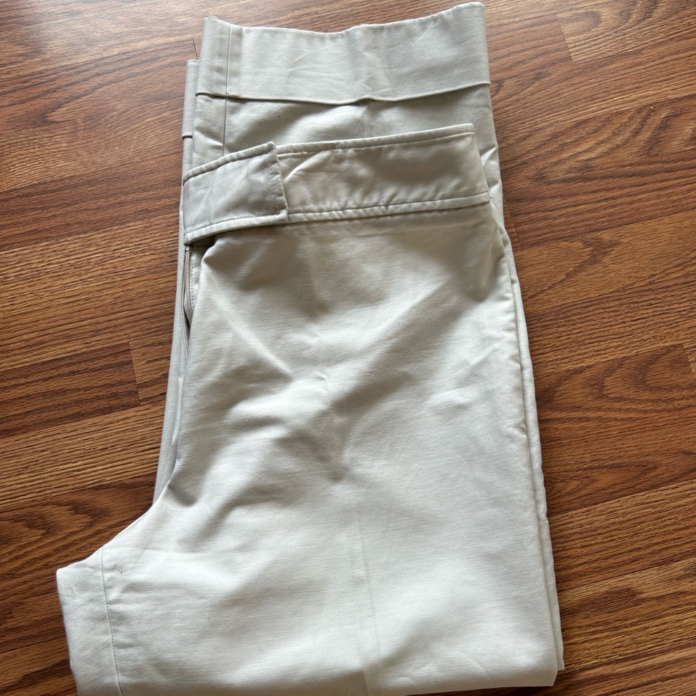 Light khaki cuffed capris